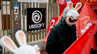 Stovky zaměstnanců Ubisoftu stávkují. Protestují proti škrtům, rušení studií i návratu do kanceláří