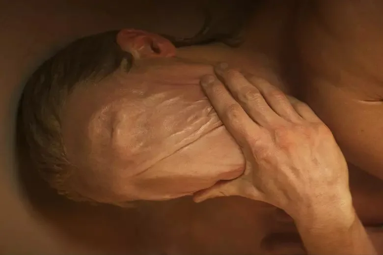 DC ukázalo prvý trailer na Clayface. Čaká nás temný príbeh o rozpade tváre aj identity